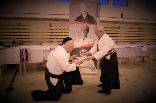 Trenéři akademie si přebírají po úspěšných zkouškách, certifikát o udělení 2. DAN, od sensei Rachmy Soebajo 9. DAN - prezident české federace Fudokan a ITKF). 2018