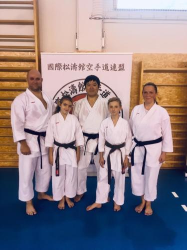 Trenéři Libor, Darina a  jejich děti s Japonským mistrem, sensei Manabu Murakami 8. dan, po semináři. 2019